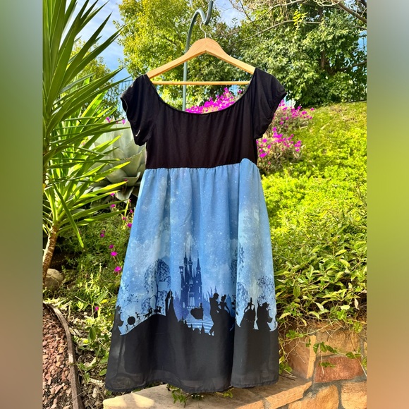 RARE - Disney Cinderella with a Castle on Background, Off-Shoulder XL Dress - Picture 3 of 11
